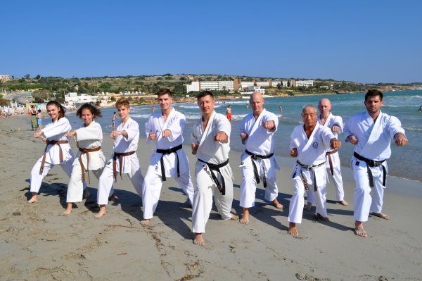 Shibamori Shihan és a Magyar csapat a máltai tengerparton